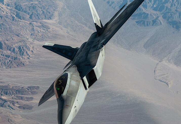 F-22Raptor Banks像专业人士在内利斯空军基地 摄影师更令人印象深刻