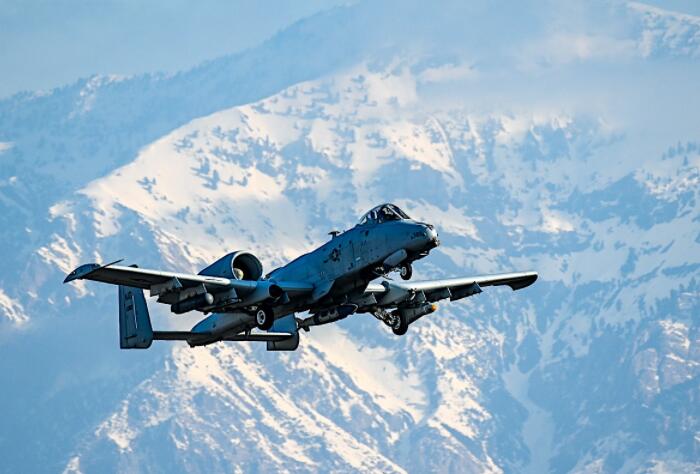 A-10 Thunderbolt战斗机看起来像一个正在起飞的锤子