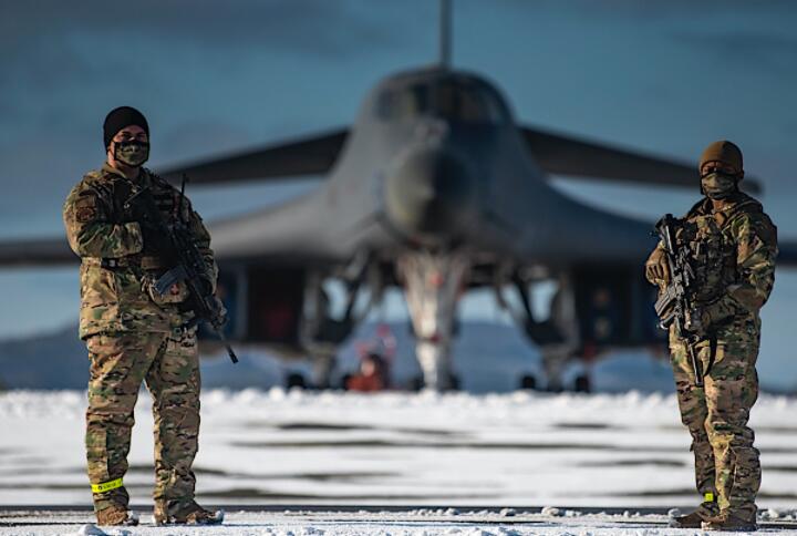 B-1B Lancer战斗机非常宝贵 在执行海外任务时拥有自己的安全细节