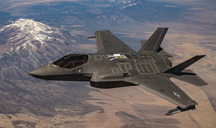 Fat F-35 Lightning II战斗机在几十年前的运动中弯曲肌肉