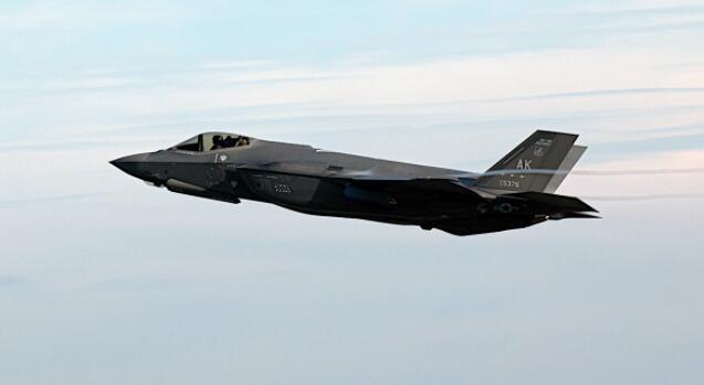 飞越日本的F-35A闪电II看起来像一把钝铁匕首