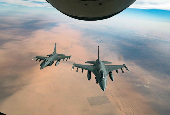 F-16战隼在沙漠上空追逐KC-135同温层加油机 看起来满载而归