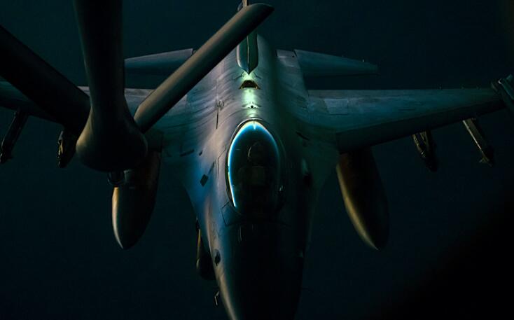 F-16战隼在夜间喂食玩一场可怕的光影游戏
