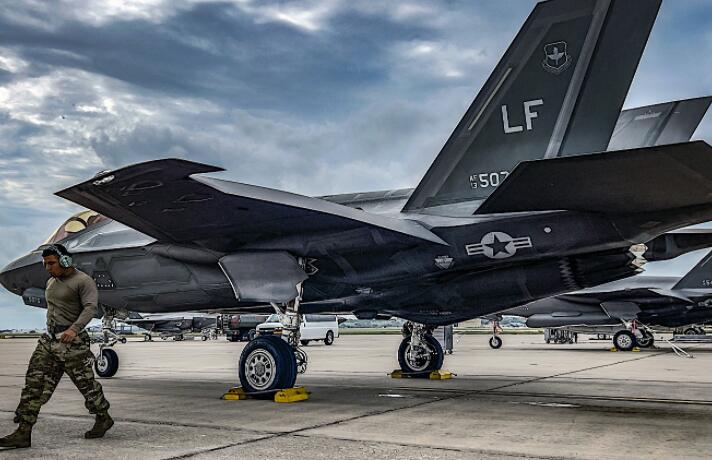 F-35战斗机闪电在德克萨斯州的地面上看起来和在空中一样适合