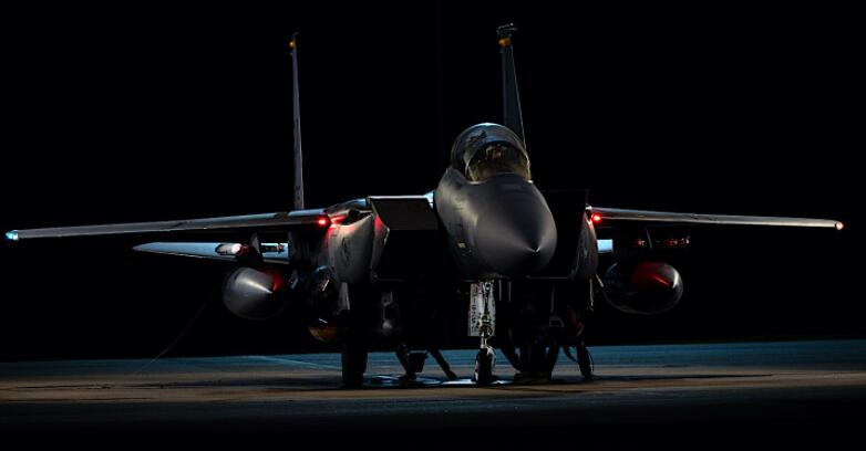 Rocketeer F-15E Strike Eagle看起来像潜伏在黑暗中的致命捕食者