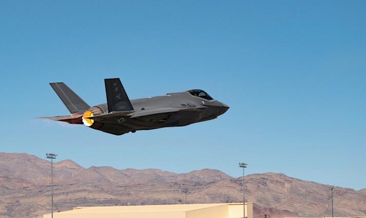 F-35战斗机照明看起来奇怪的无形和丑陋的Nuke Duds飞行