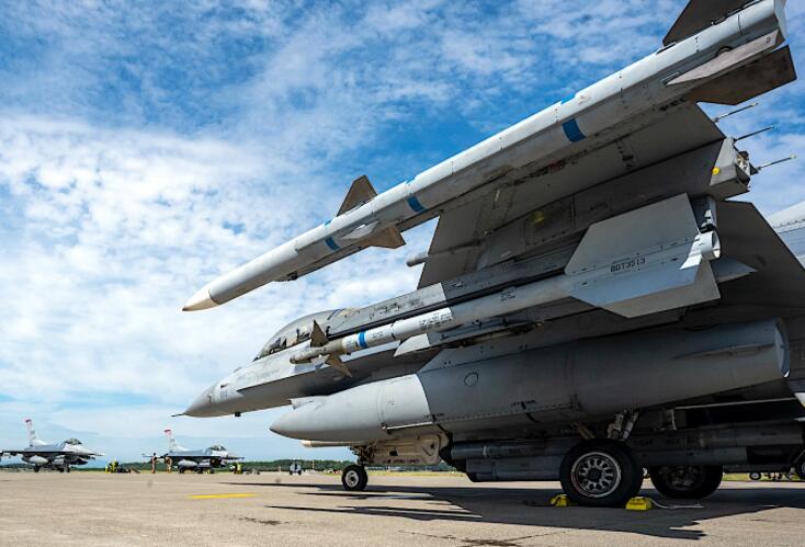 F-16战隼像专业人士一样炫耀致命武器 机翼甚至不弯曲
