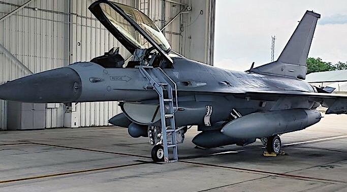 F-16战斗机首次搭载F-15E Strike Eagle龙眼雷达吊舱