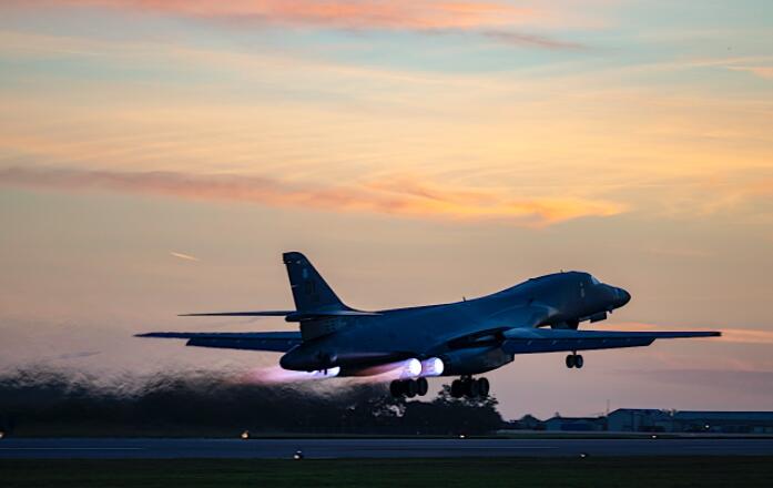 B-1B Lancer在黄昏起飞 骨头向我们展示了所有四台GE发动机全速运转