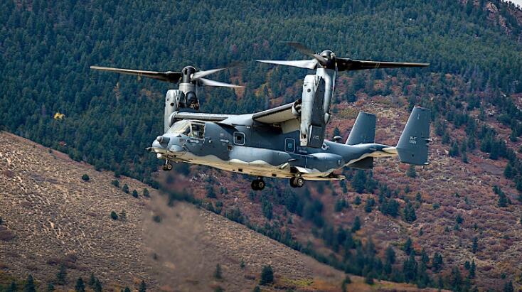 CV-22鱼鹰准备山地登陆向学员展示倾转旋翼机的强大功能