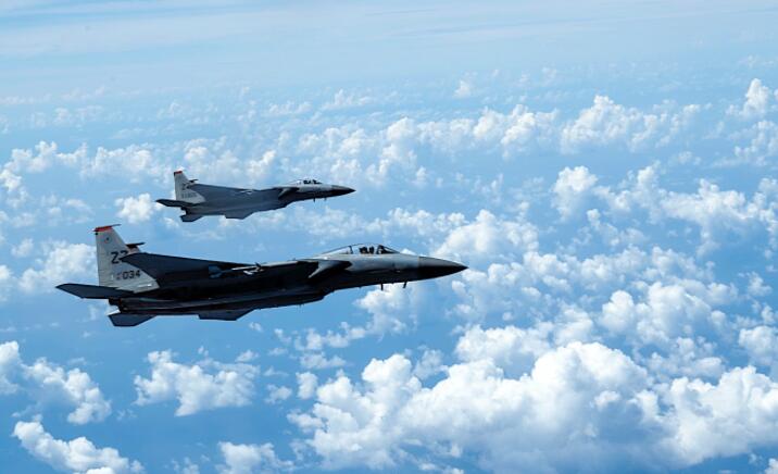 斗鸡F-15C老鹰在日本上空和平表演