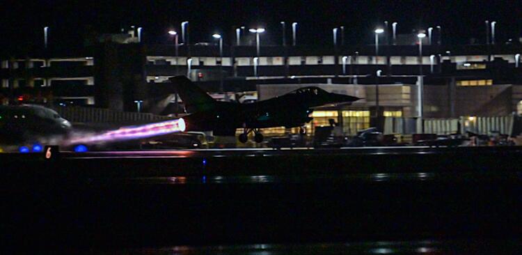 F-16战隼看起来像火箭在夜间水平起飞