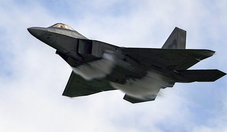 F-22猛禽飞行速度如此之快 它的腰部周围有两条蒸汽短裙