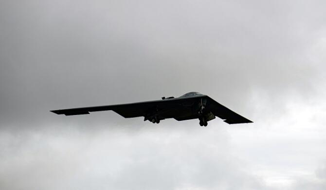 B-2 Spirit离开看起来像外星飞船抵达