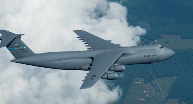 C-5Galaxy在前往约会的途中被发现 巨大的机器从上方看起来令人惊叹