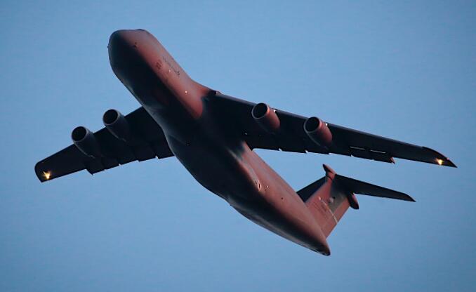 C-5银河起飞看起来像一只白鲸飞过新泽西