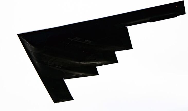 B-2低空进近的精神看起来像一艘悬停的外星飞船