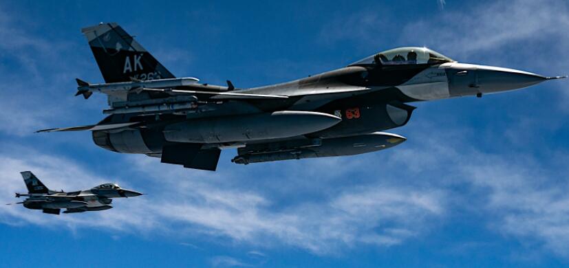 锁定和装载的F-16战隼扮演侵略者 从“敌方油轮”中加油
