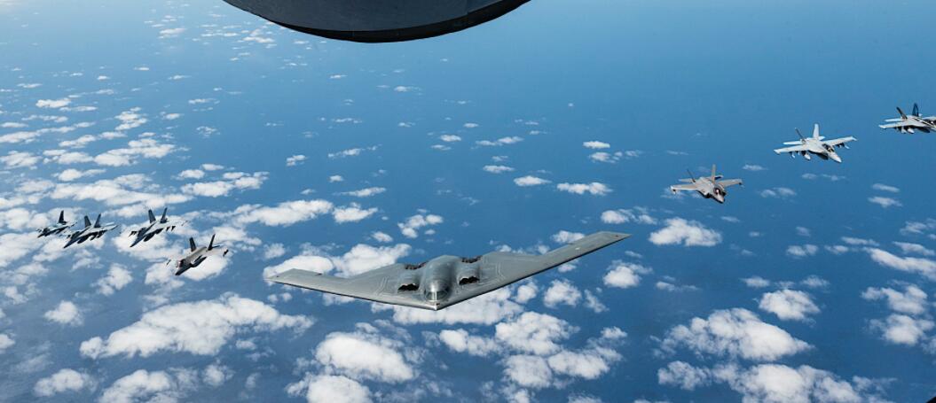 B-2精神轰炸机在太平洋获得全明星战斗机护航