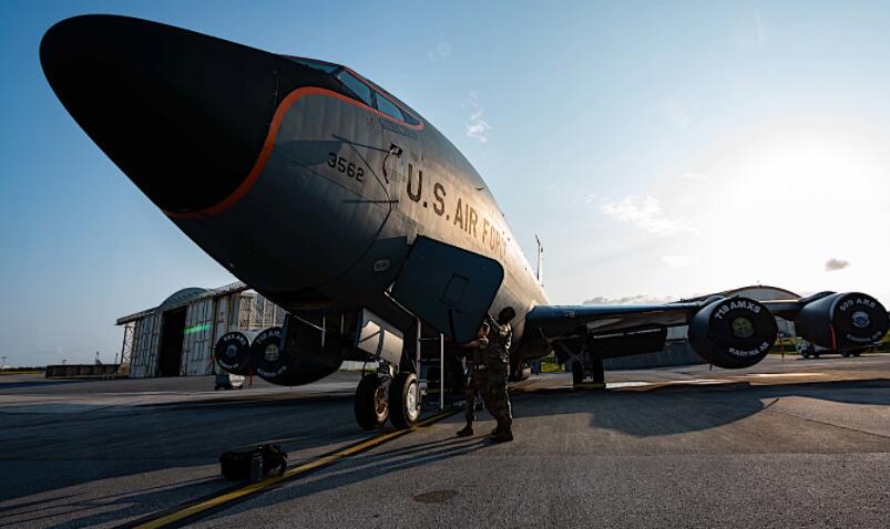 KC-135 Stratotanker是一款功能强大的飞行器