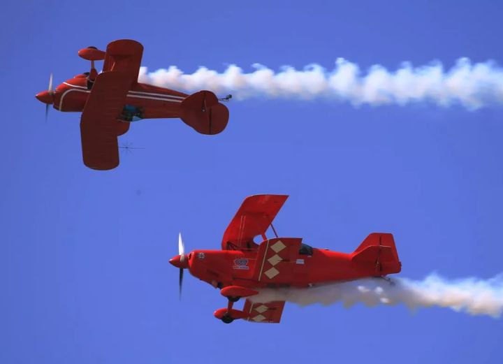
英国皇家空军“红箭”飞行表演队将前往北美巡演宣传海报搞乌龙