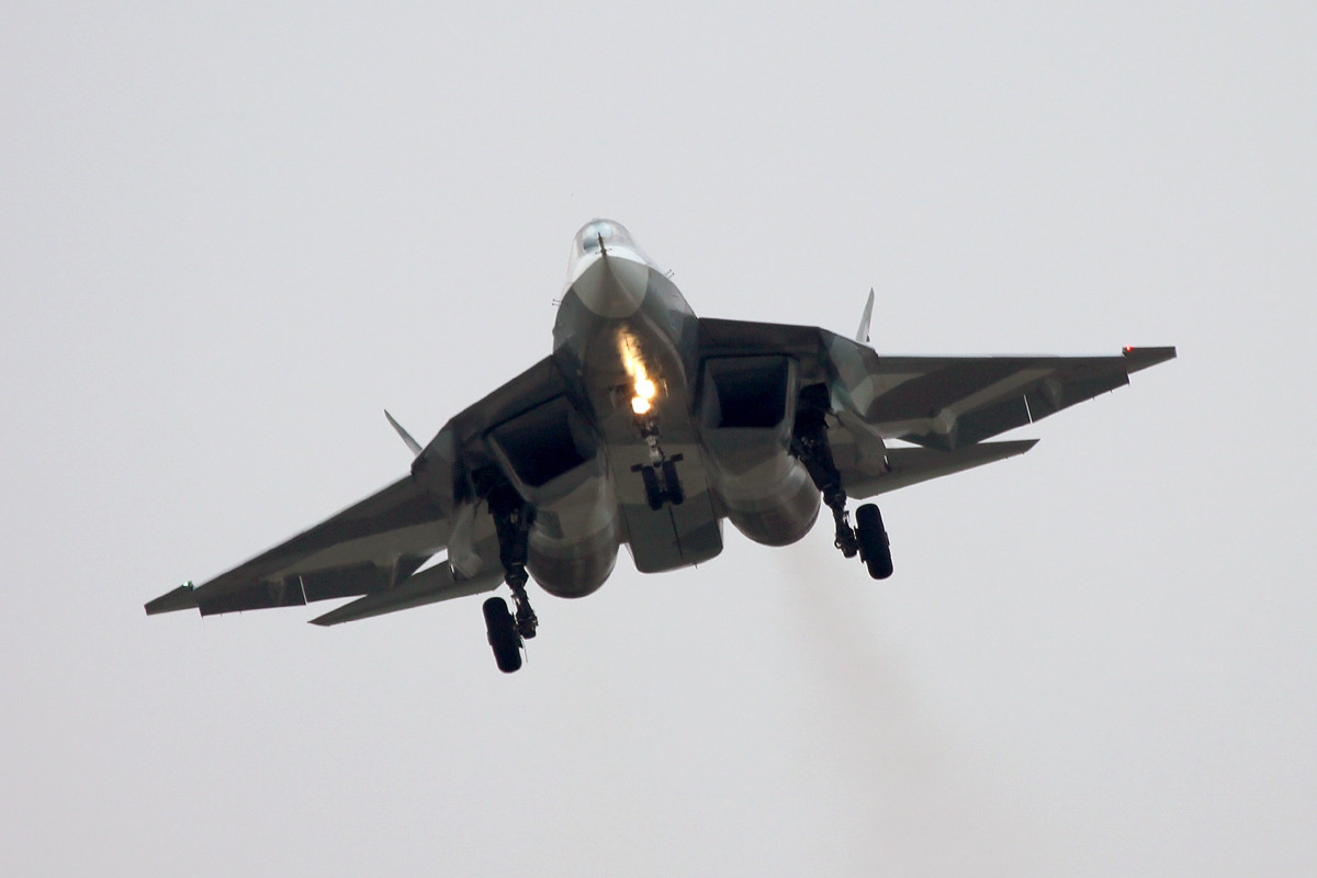 歼-5战斗机在东北某机场腾空而起成功试飞成功！