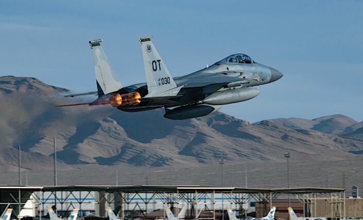 F-15老鹰最后一次从内华达起飞 装上坦克到佛罗里达