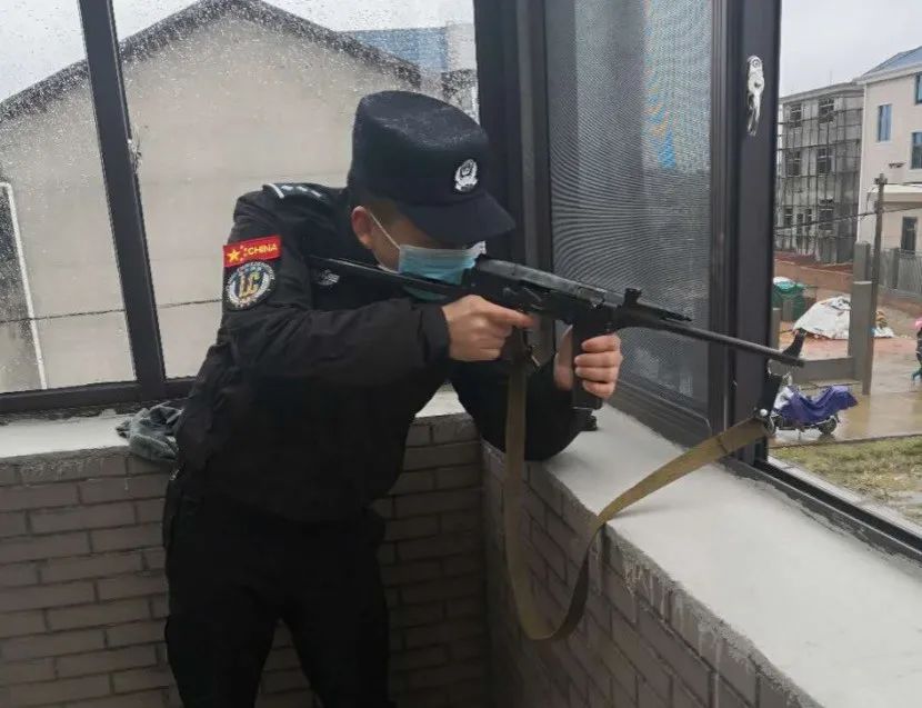 人民警察不得使用武器_警察使用武器_警察使用警械和武器前应当