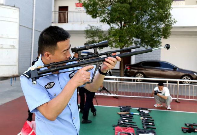 人民警察不得使用武器_警察使用警械和武器前应当_警察使用武器