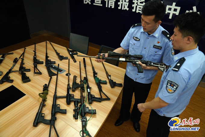 人民警察不得使用武器_警察使用警械和武器前应当_警察使用武器