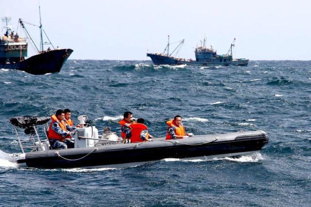 中国海警与越南撞船_越南海警船正突围攻中国海洋石油981 仍对峙中!图_中国海警撞船视频