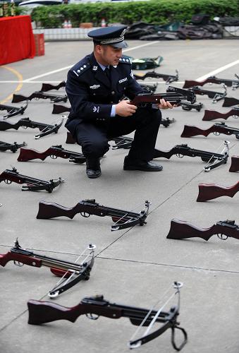 广州交警拔枪：交警上路执勤可配备枪支等武器？