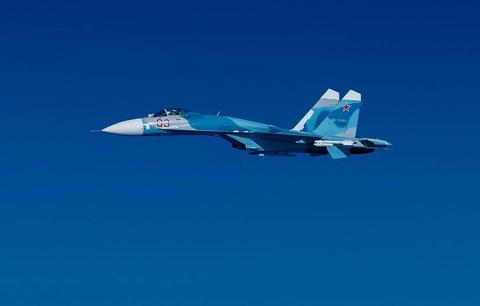 俄罗斯战机飞临美航母上空视频_俄罗斯战机靠近美航母_俄罗斯战机降落美航母
