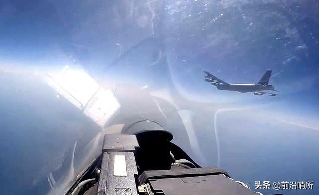 俄罗斯战机降落美航母_俄罗斯战机靠近美航母_俄罗斯战机飞临美航母上空视频