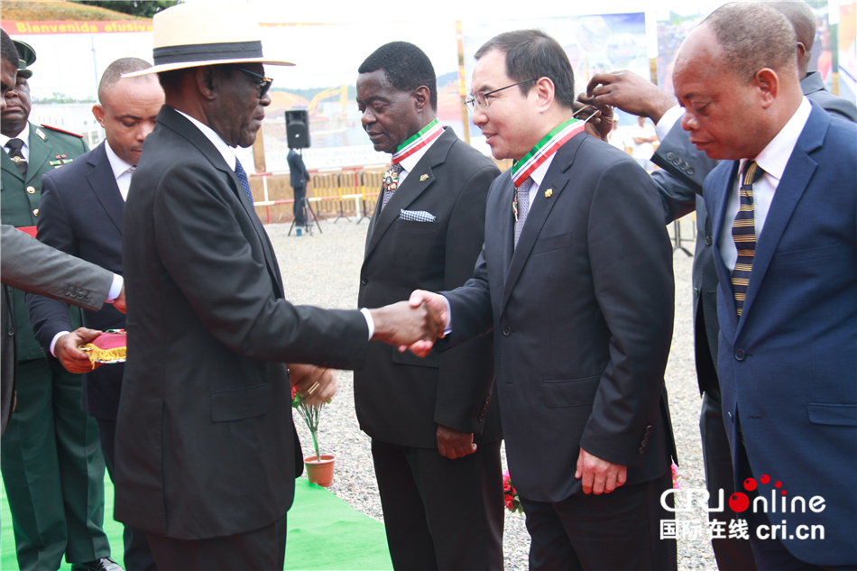 几内亚赢联盟高管陪同两位总统视察达必隆港区(组图)