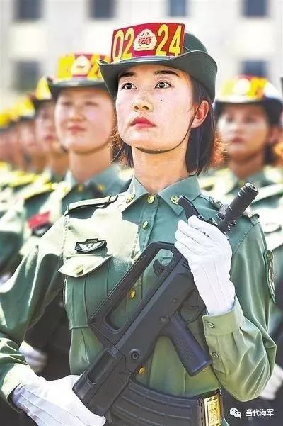 中国女子高空战机上跳向“敌”防线她们决不后退