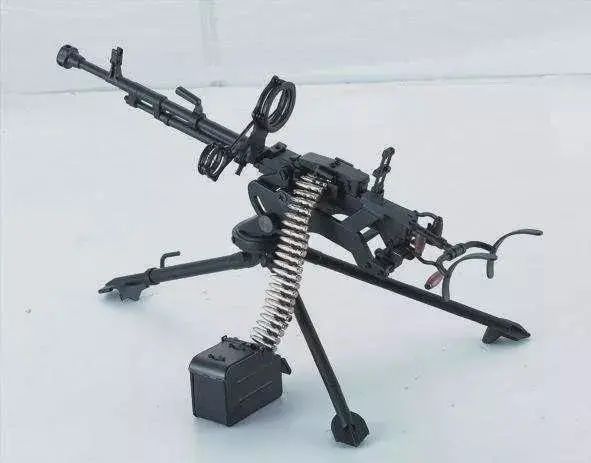 国产02式14.5毫米高射机枪，注意射手是坐在枪上射击