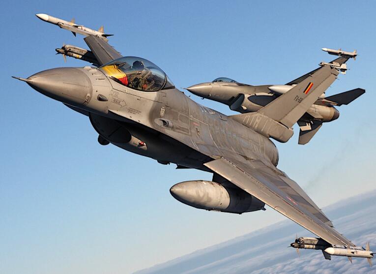 空军飞行员在欧洲上空进行F-16表演