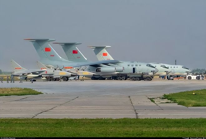 军用运输卡车_中国最大军用运输机_重型军用运输车图片