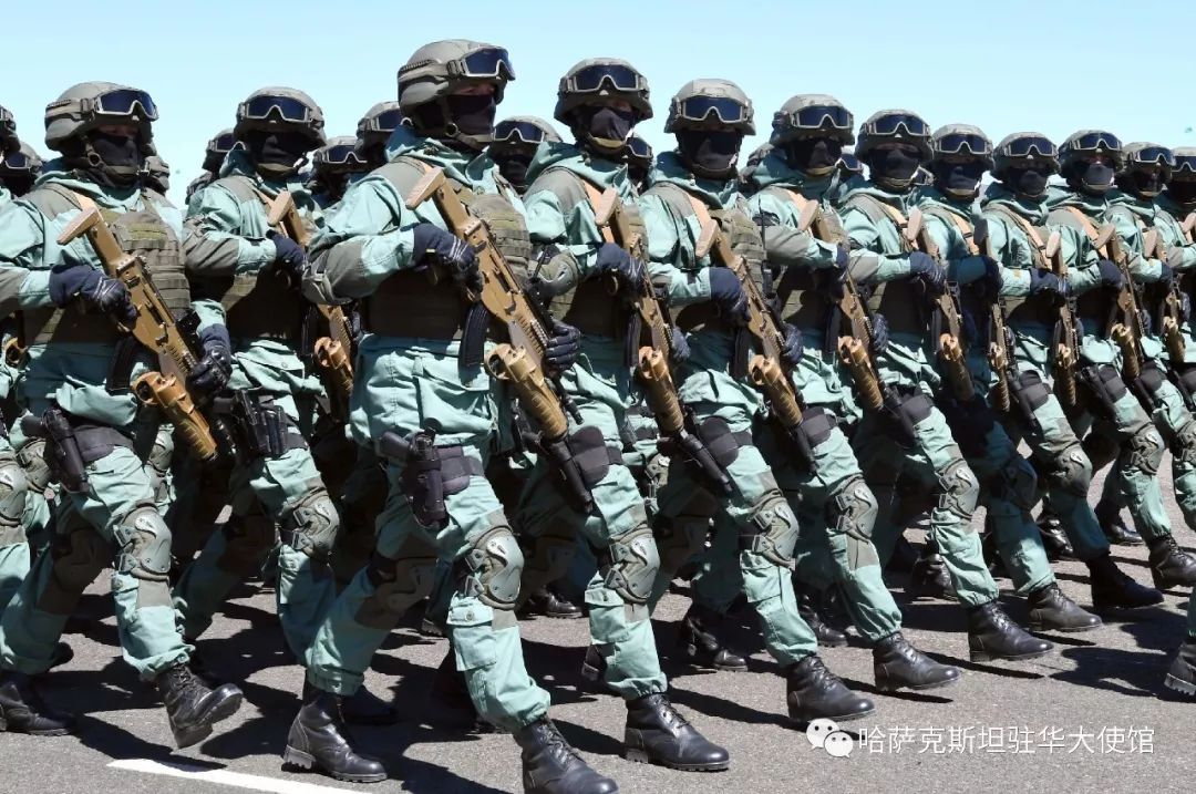 军报：中国军队18支集团军合并为13支新的集团军