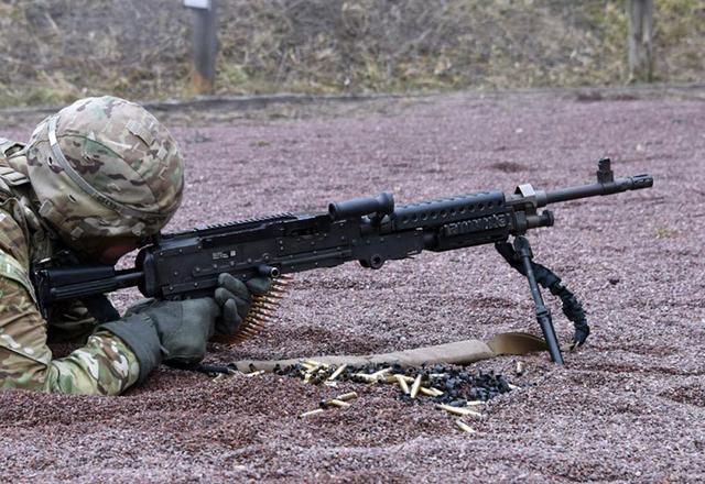 《PKM机关枪-搜狗百科》AK-47的精度确实比M16差