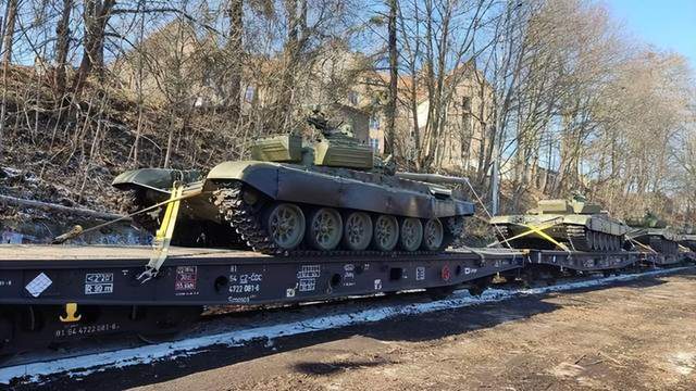 俄军最新型的T-90M“突破-3”主战坦克在哈尔科夫战场被摧毁