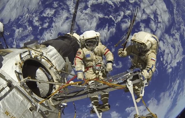 中科院专家揭秘航天员在太空中的固体润滑材料试验样品