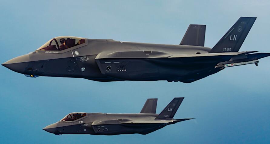 F-35战斗机闪电飞行就像他们的意思一样 你能看到那个飞行员波吗