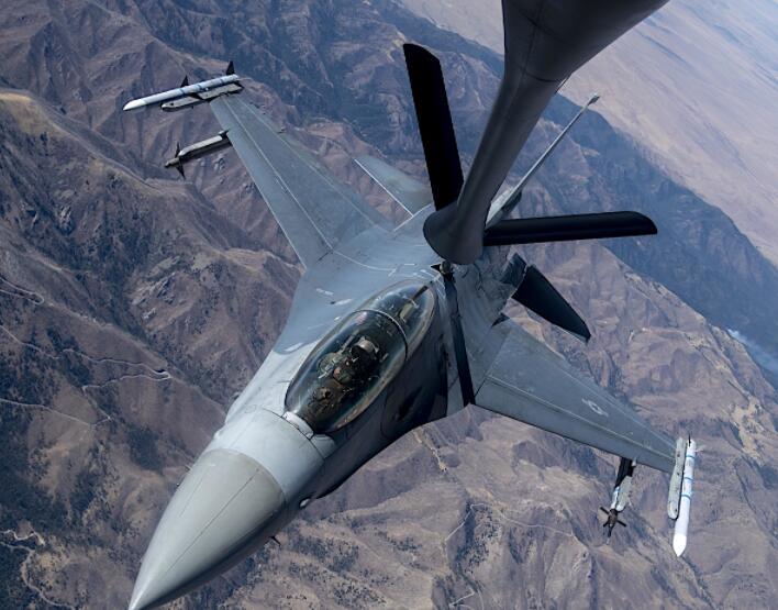 F-16战隼进来加油和特写