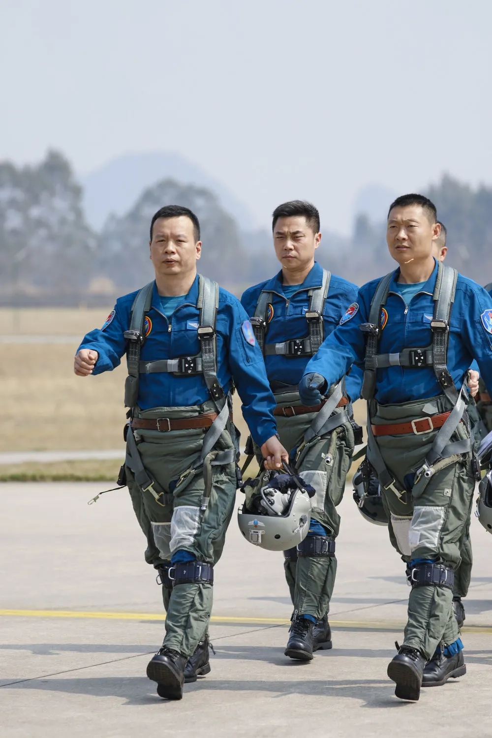 空军航空兵某旅旅长、空军特级飞行员李凌：祖国用第一回报祖国