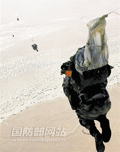 
62朵伞花在新中国碧空绽放:背伞的步兵