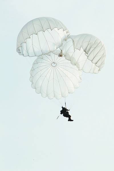
空降兵某部“雷神”突击队260米超低空跳伞(组图)