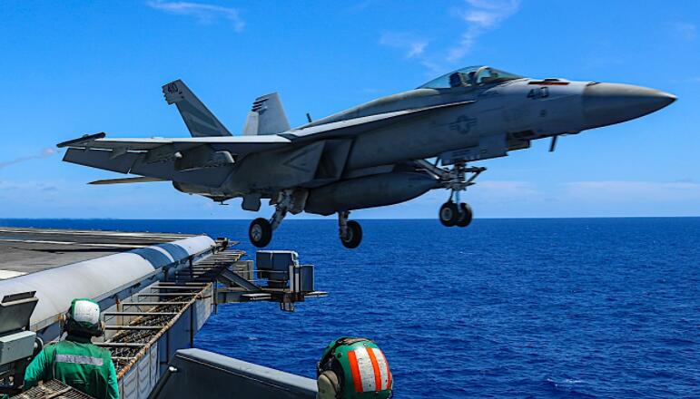 F/A-18超级大黄蜂在壮志凌云前上演航母秀