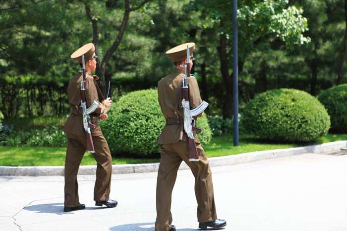 朝鲜军人在新义州车站上走着鹅式正步真是坑人
